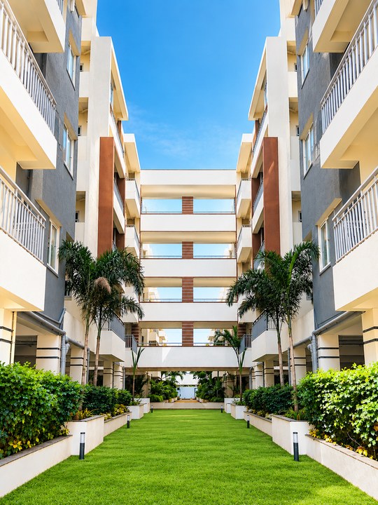 Landscaped courtyard lawn between the blocks at Casa Traimbak