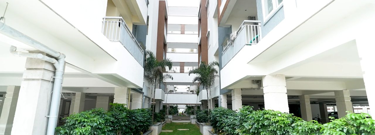 Landscaped central courtyard between the residential blocks at Casa Traimbak
